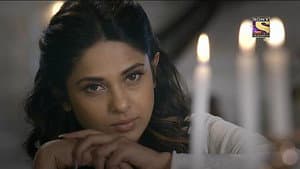 Maya Gives A Gift Box To Saanjh