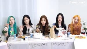 LOONA, Finally it's a dinner time!! So many various menus